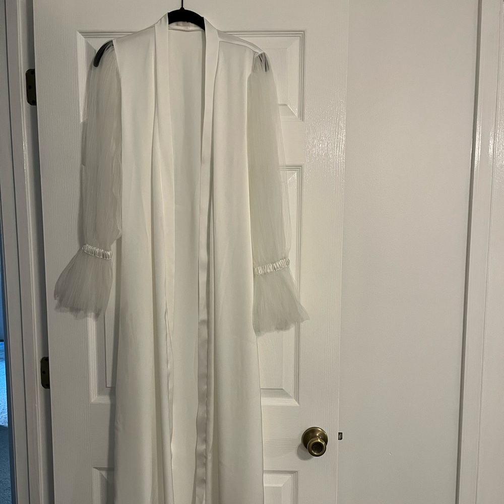 Getting Ready White Robe - Picture 3 of 5
